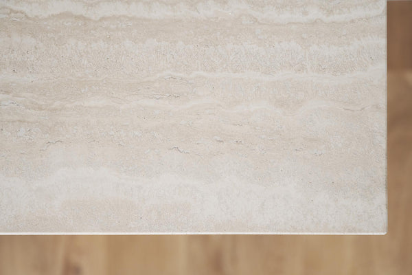 Beige travertinkakel med naturliga vågor och strukturer, elegant stengolv för badrum och kök