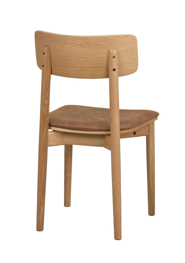 Matstol i ljus ek med stoppad sits i brunt läder, vy bakifrån