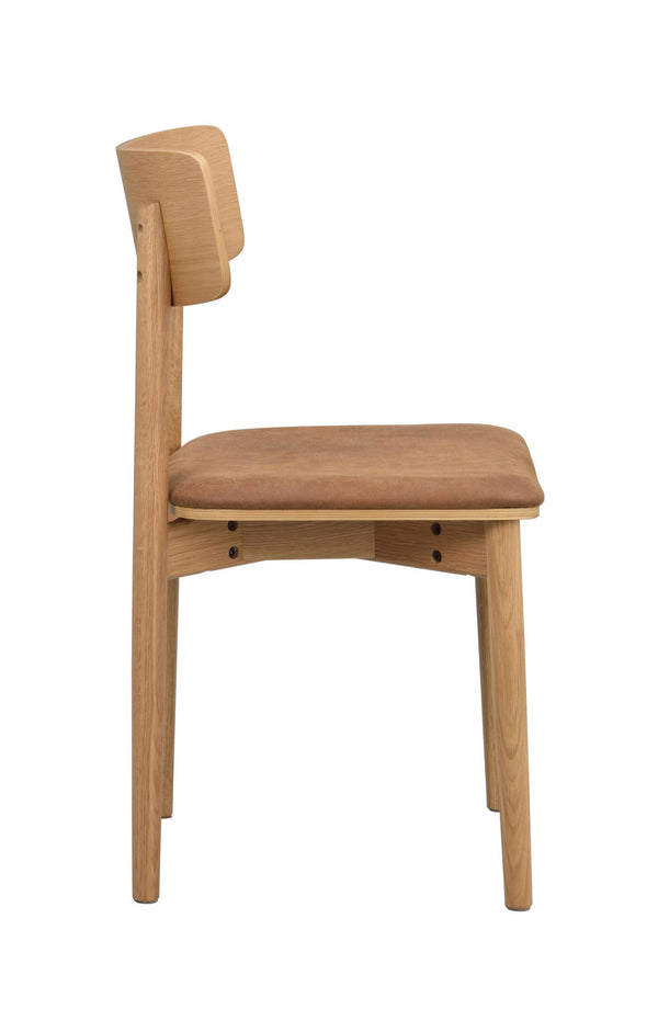 Stol i ekträ med stoppad sits i brunt tyg, sidovy som visar ryggstöd och ben