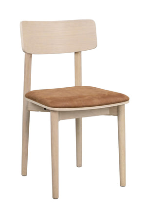 Stol i ljust trä med stoppad sits i brunt tyg och träryggstöd, skandinavisk design