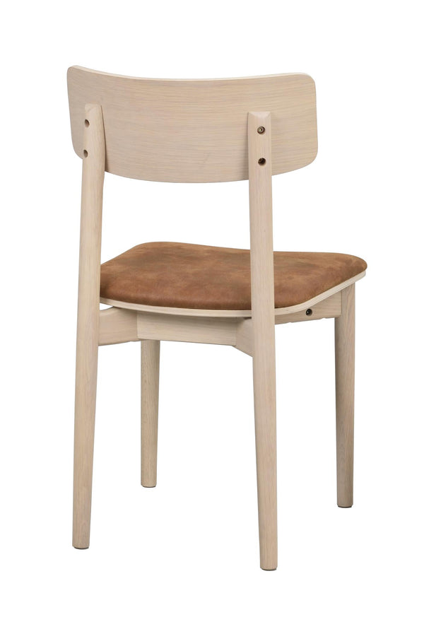 Matstol i ljust trä med brun stoppad sits, sedd från baksidan