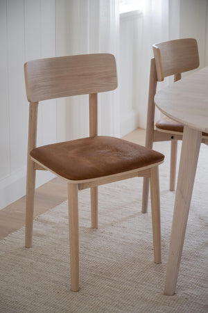 Matstol i ljust trä med brun stoppad sits och ryggstöd, skandinavisk design för matsal