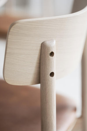 Närbild av träpallar med två hål som fäster ihop ljust trä, minimalistisk skandinavisk möbeldesign