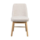 Beige stoppad stol med ljusa träben i skandinavisk design