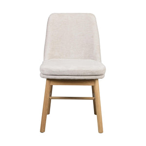 Beige stoppad stol med ljusa träben i skandinavisk design