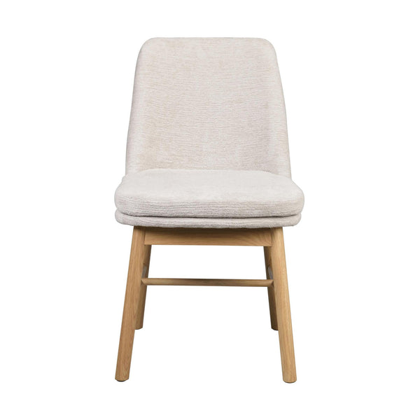 Beige stoppad stol med ljusa träben i skandinavisk design