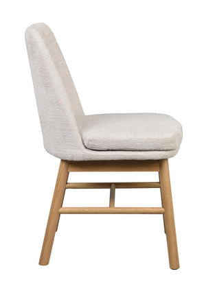 Vit stoppad stol med träben i ek, sidovy av modern matsalsstol med skandinavisk design