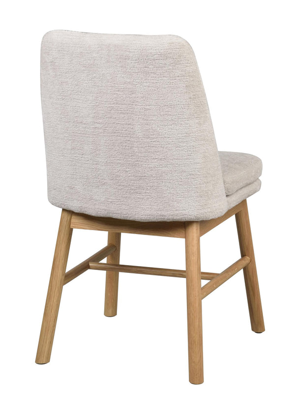 Matstol med beige klädsel och ben i ljust trä, sedd bakifrån