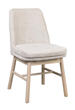 Beige stoppad stol med ljusa träben i skandinavisk design