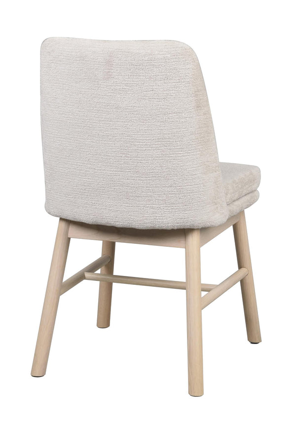 Beige stoppad stol med ljusa träben, sedd bakifrån mot vit bakgrund