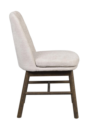 Stoppad matstol med beige klädsel och mörkbruna träben i sidovy