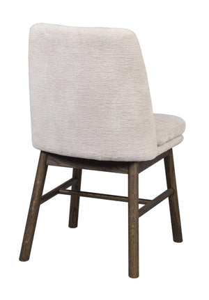 Matstol med beige klädsel och mörkbruna träben, sedd bakifrån