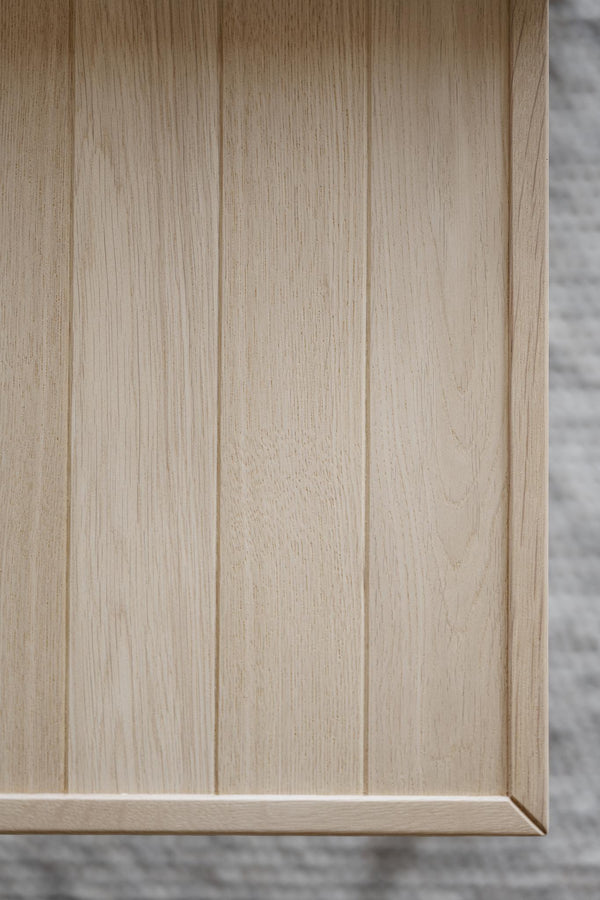 Ljus träskåpslucka med synlig träådring och ram i naturligt trä