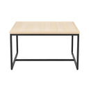 Soffbord med ljus träskiva och svart metallstativ i modern industriell design