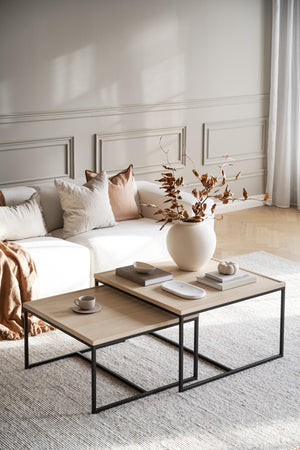 Soffbord i ljust trä med svarta metallben, stilrent vardagsrum med vit soffa och beige kuddar