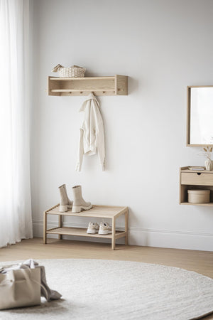 Ljust och minimalistiskt entréområde med träskohylla, väggkrok och förvaring i naturliga toner