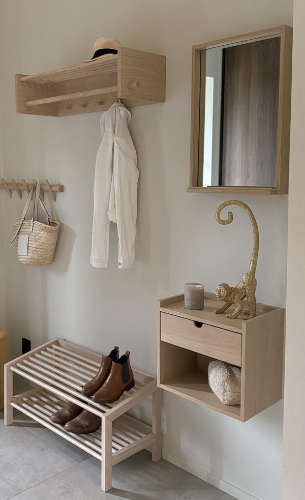 Ljust halltavla i trä med spegel, klädhängare, hylla och skohylla i minimalistisk skandinavisk stil