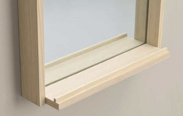 Fönsterbrädor i ljust trä med naturlig struktur och elegant profil för modern inredning