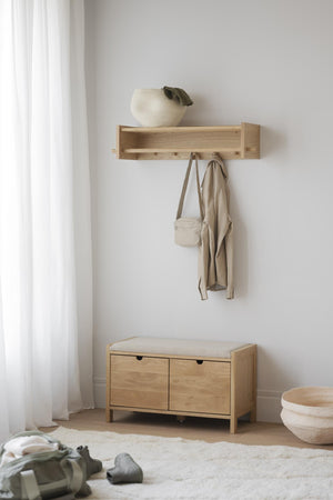 Hallmöbler i ljust trä med bänk, krokar och hylla i minimalistisk skandinavisk stil