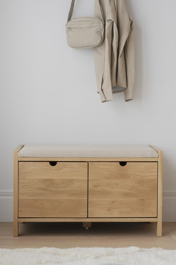 Hallbänk i ljust trä med två lådor och stoppad sittdyna, perfekt för förvaring av skor och accessoarer