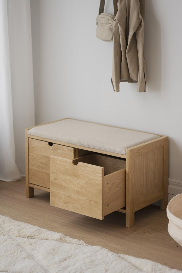 Hallbänk i ljus ek med stoppade sits och två utdragbara lådor för förvaring av skor och accessoarer