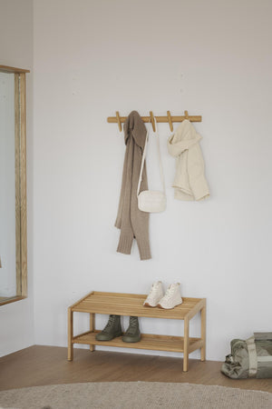 Hallmöbel i ek med skoställ och krokbräda med kläder och väska i skandinavisk minimalistisk stil