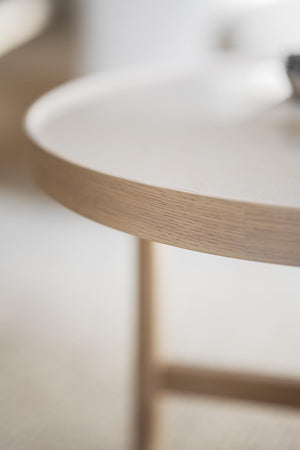 Närbild på ljust träbord med synlig trästruktur och minimalistisk design i naturliga toner