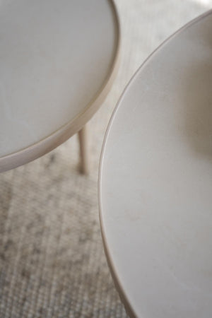 Vita keramikskålar i olika storlekar staplade på varandra, närbilder av kanter och struktur