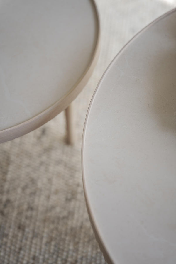 Vita keramikskålar i olika storlekar staplade på varandra, närbilder av kanter och struktur