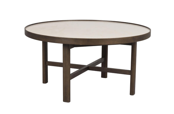 Runt soffbord i mörkbrun trä med ljus stenskiva och korslagda ben