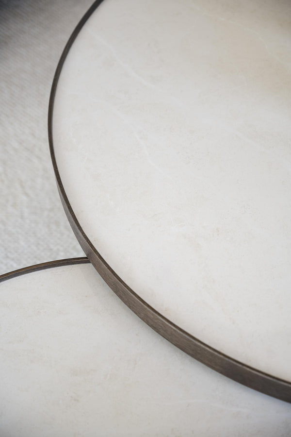 Rund spegel med smal metallram i grå finish, närbild av elegant minimalistisk design