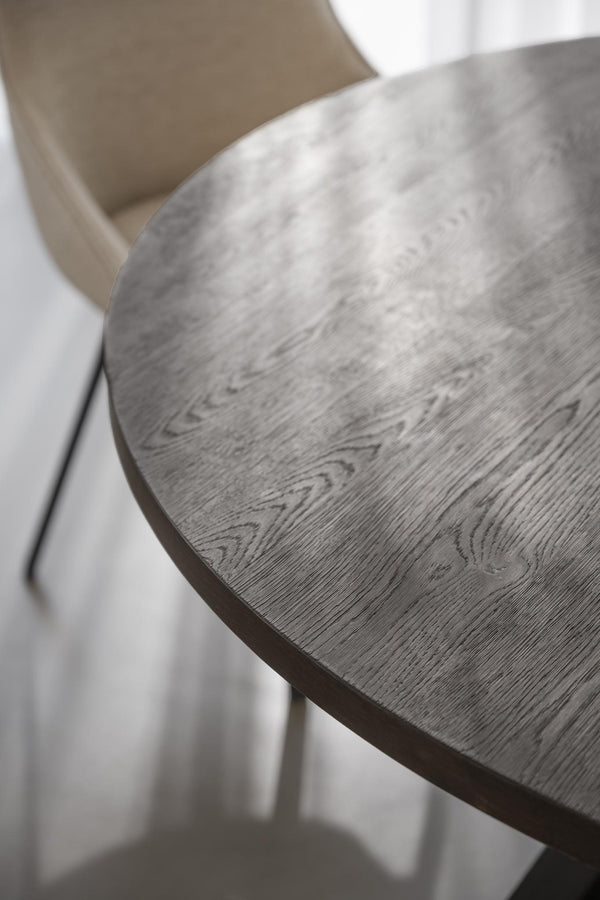 Rund matbord i mörkgrå ek med synlig trästruktur och elegant träådring, närbild