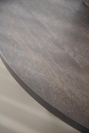 Närbild på mörkgrå träbordsskiva med synlig trästruktur och slipade kanter