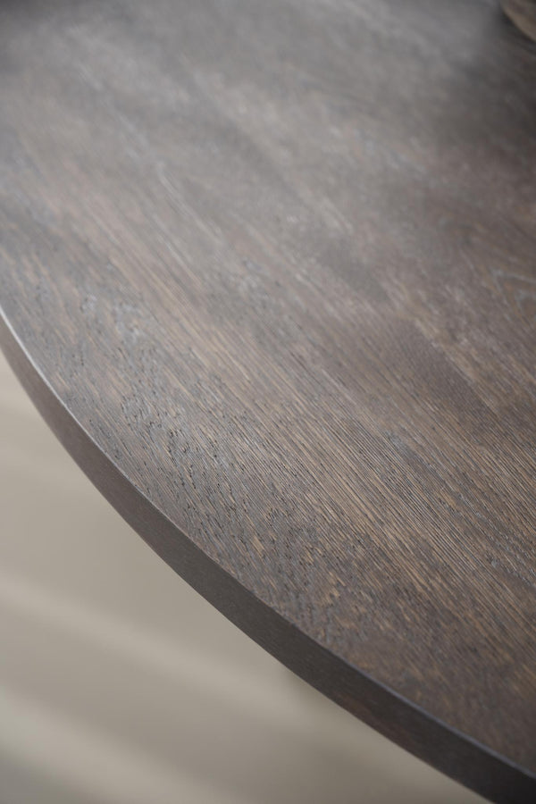 Närbild på mörkgrå träbordsskiva med synlig trästruktur och slipade kanter