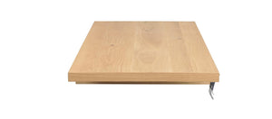 Träskiva i ljus ek med synlig trästruktur och metallhandtag på sidan