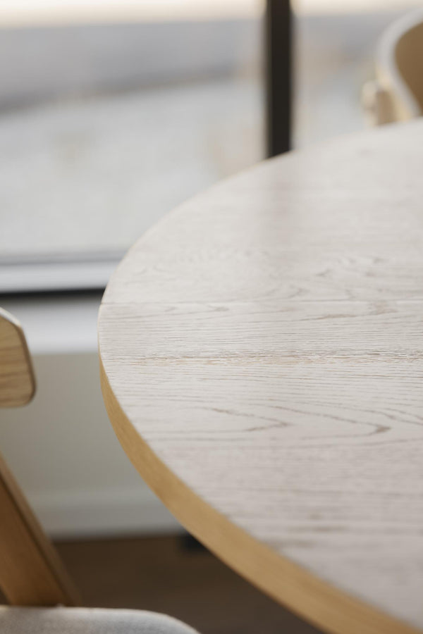 Detaljbild av ljus träskiva med synlig trästruktur och naturlig ådring, modern skandinavisk design