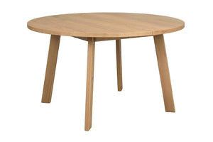 Runt matbord i ljust trä med fyra snedställda ben i skandinavisk design