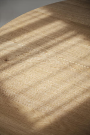 Ljust trägolv i ek med naturlig struktur och vacker trästruktur, närbild av golvplankor