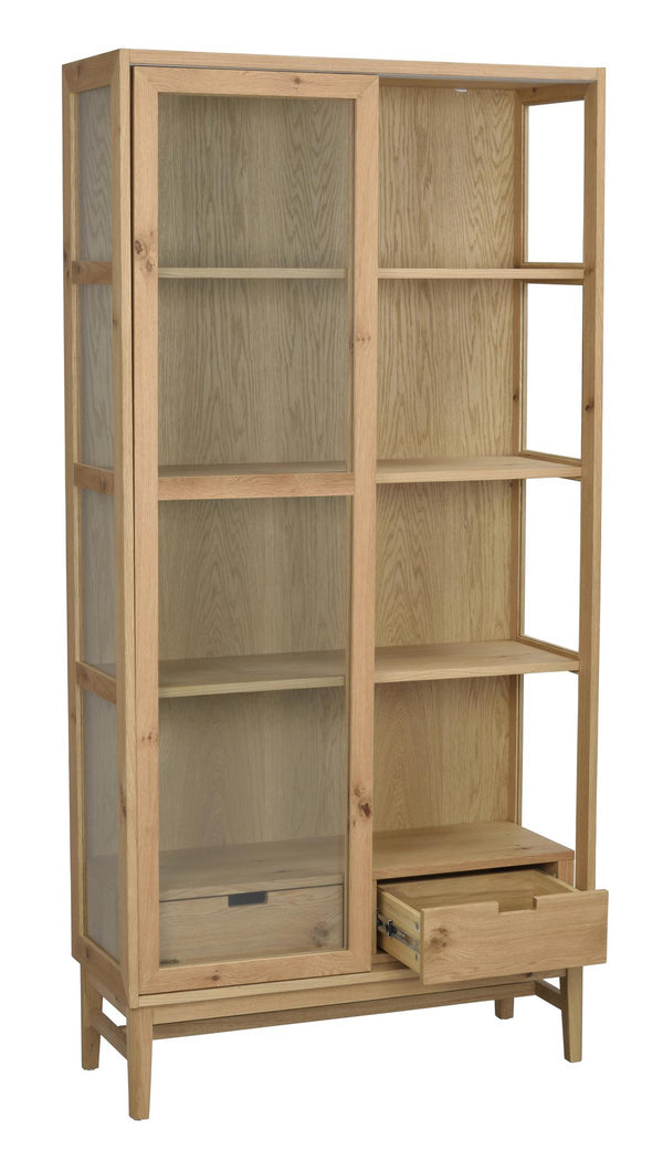 Vitrinskåp i ek med glashylla, öppen dörr och utdragen låda, skandinavisk design med synlig trästruktur