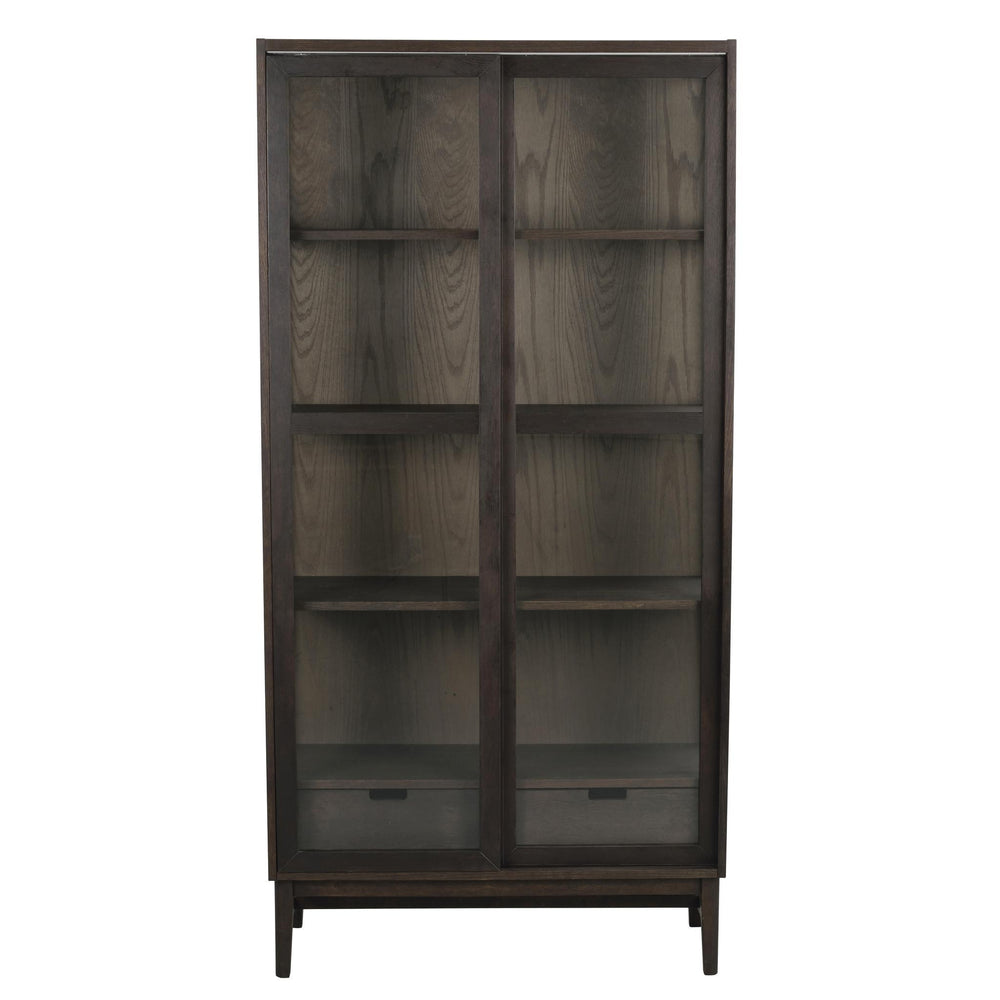 Vitrinskåp i mörkt trä med glasdörrar och fyra hyllplan, modern design