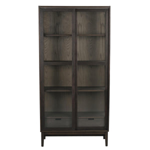 Vitrinskåp i mörkt trä med glasdörrar och fyra hyllplan, modern design