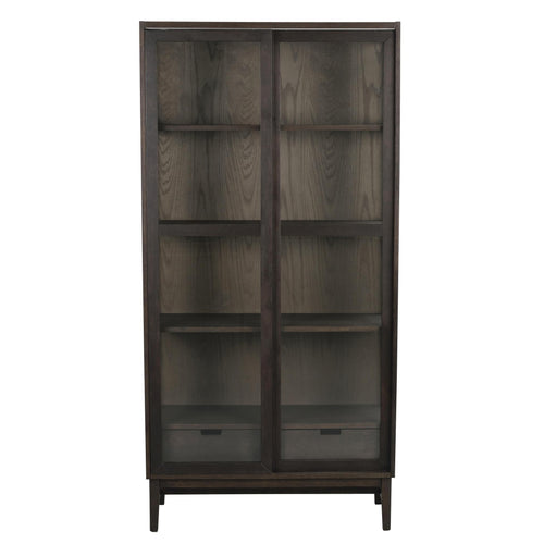 Vitrinskåp i mörkt trä med glasdörrar och fyra hyllplan, modern design