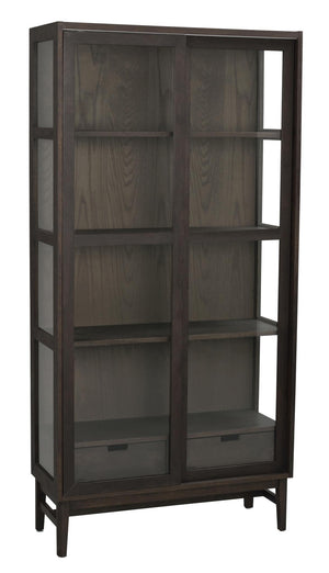 Mörkbrun vitrinskåp med glasdörrar och fyra hyllplan, två lådor i botten och synlig trästruktur