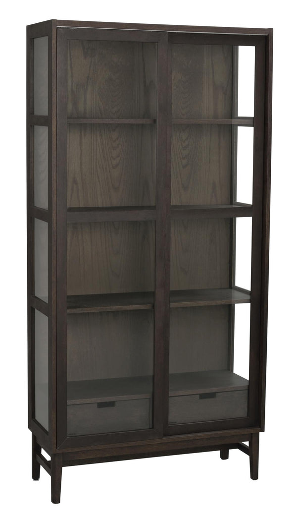 Mörkbrun vitrinskåp med glasdörrar och fyra hyllplan, två lådor i botten och synlig trästruktur