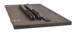 Träbord med mörk finish och två träverktyg med skruvfästen monterade på ytan