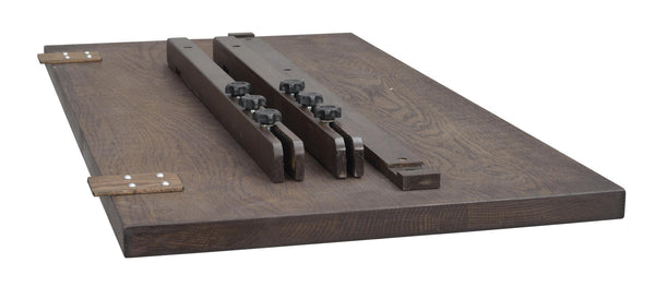 Träbord med mörk finish och två träverktyg med skruvfästen monterade på ytan