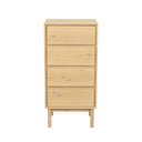 Byrå i ljust trä med fyra lådor och smala ben i skandinavisk design