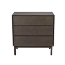 Mörkbrun sängbord med tre lådor och benställning i trä, modern skandinavisk design