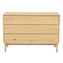 Byrå i ljust trä med tre lådor och ben i skandinavisk design