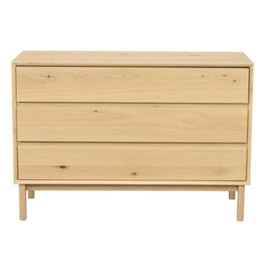 Byrå i ljust trä med tre lådor och ben i skandinavisk design